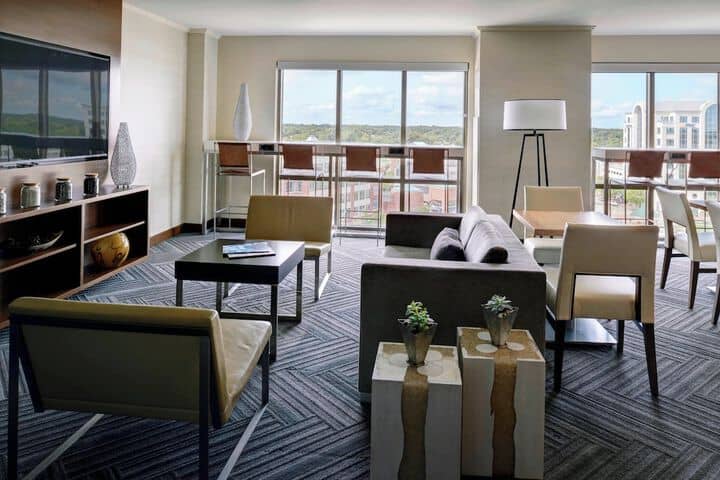 Lounge 40 of 46